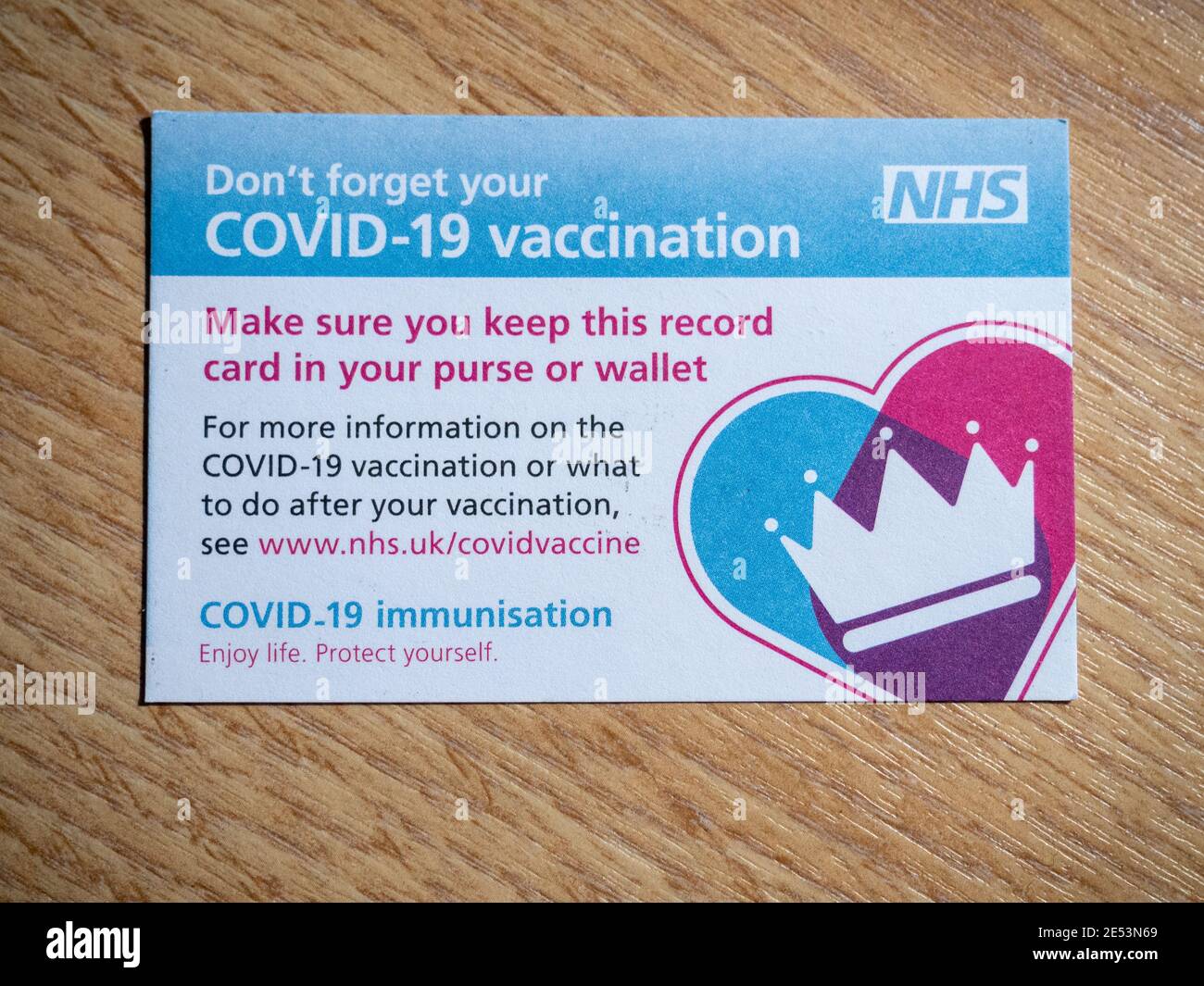 NHS Covid-19 scheda di registrazione della vaccinazione fornita a un individuo che ha ricevuto un jab, Regno Unito Foto Stock
