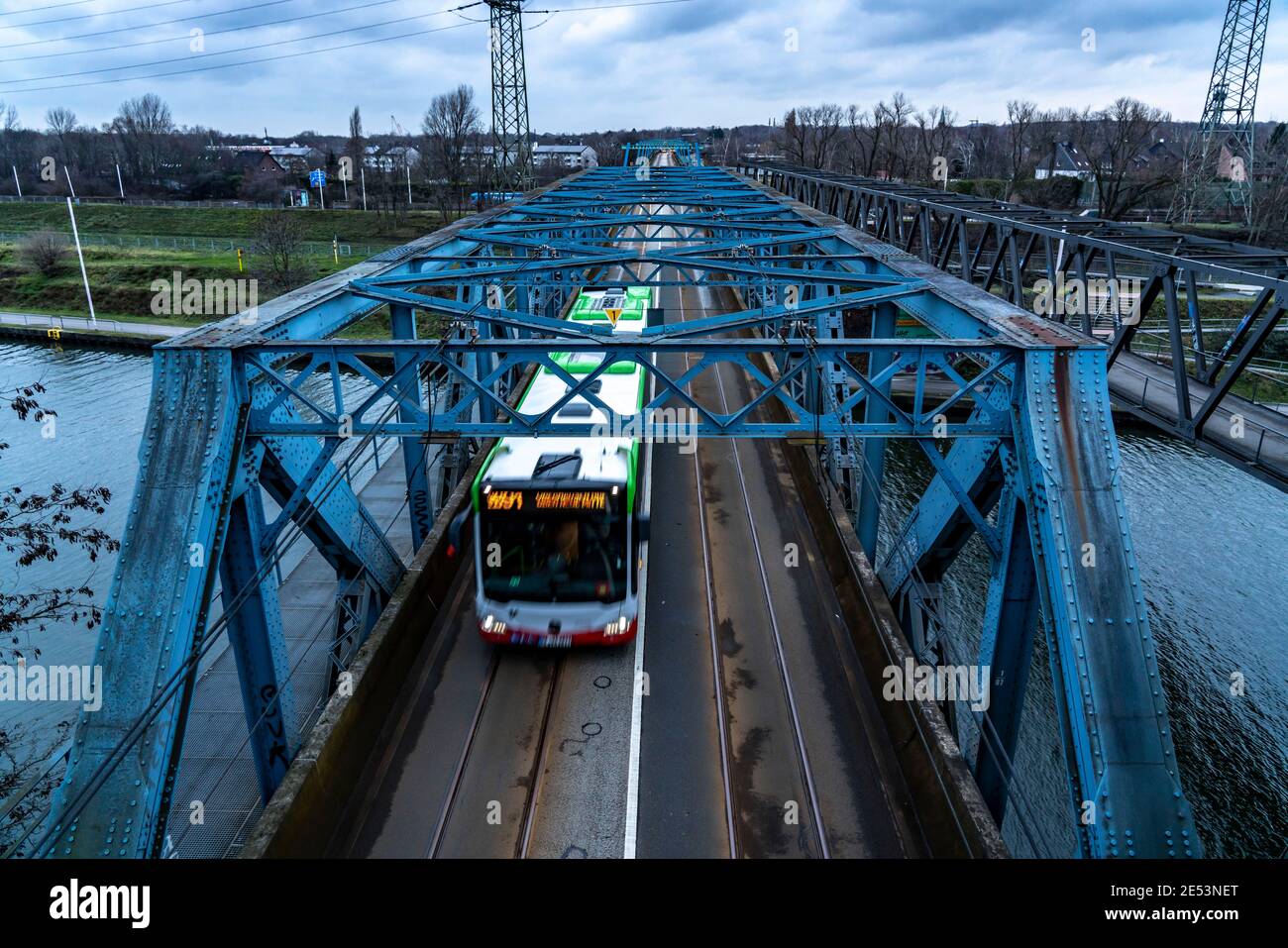 Il canale Rhine-Herne di Oberhausen, ponte di autobus e tram, NRW, Germania, Foto Stock