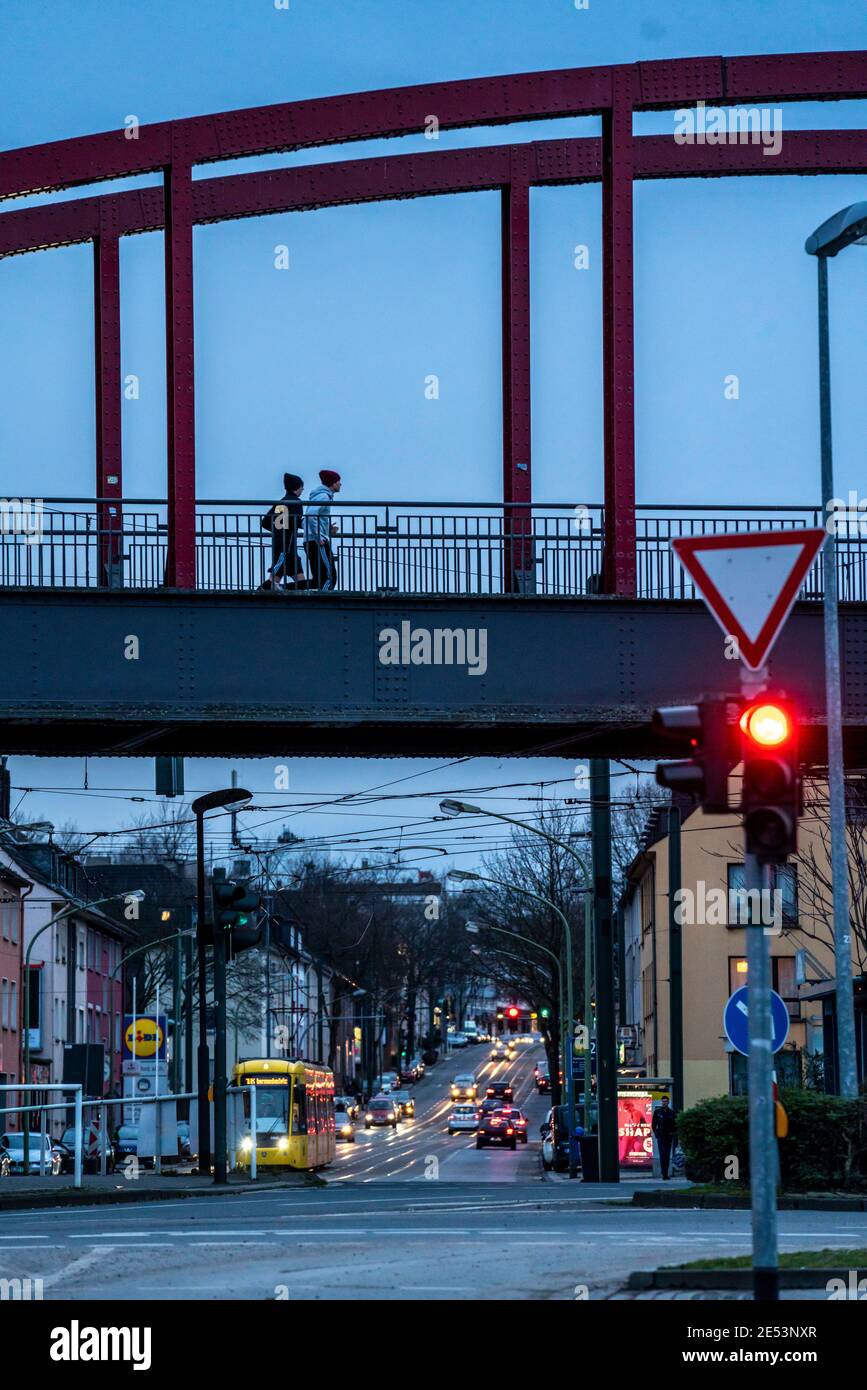 Ex ponte ferroviario, su Helenenenstrasse, a Essen Altendorf, parte della pista ciclabile RS1, Essen, NRW, Germania Foto Stock