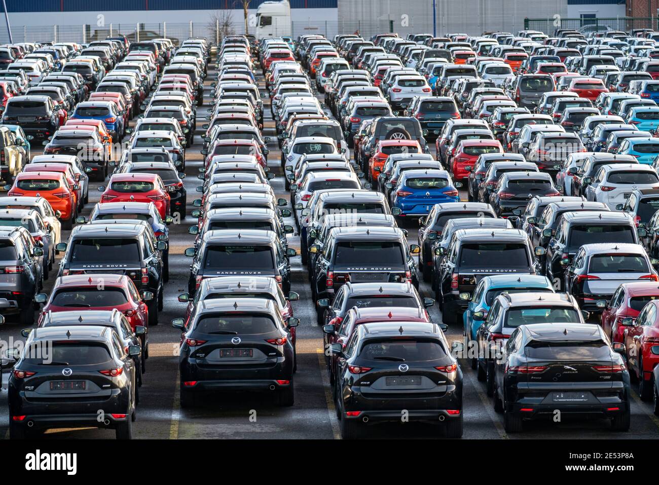 Terminal auto nel porto interno Logport i, a Duisburg sul Reno, movimentazione di veicoli nuovi, deposito, NRW, Germania Foto Stock