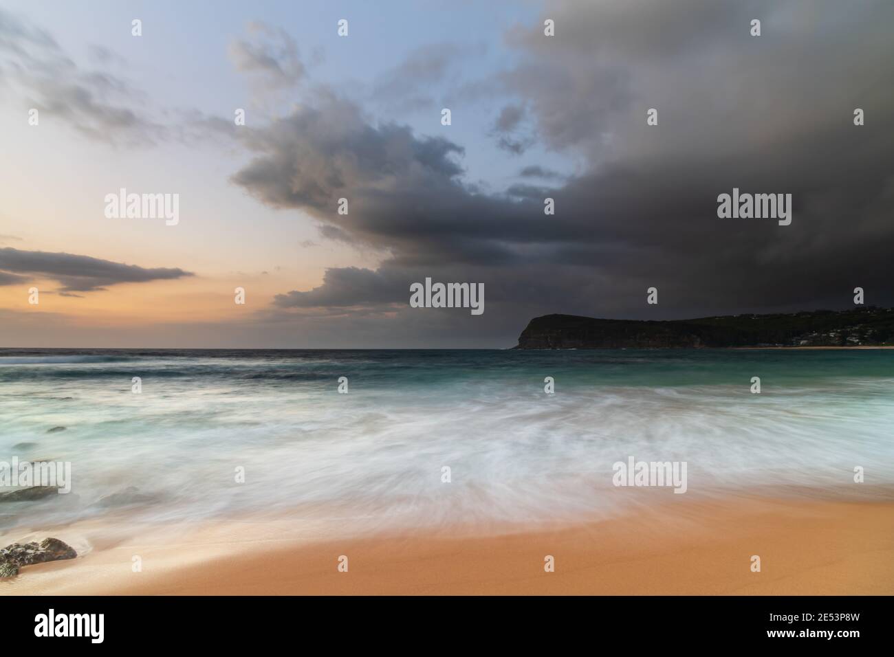 Moody Sunrise Seascape with Clouds a Copacabana sulla costa centrale, NSW, Australia. Foto Stock