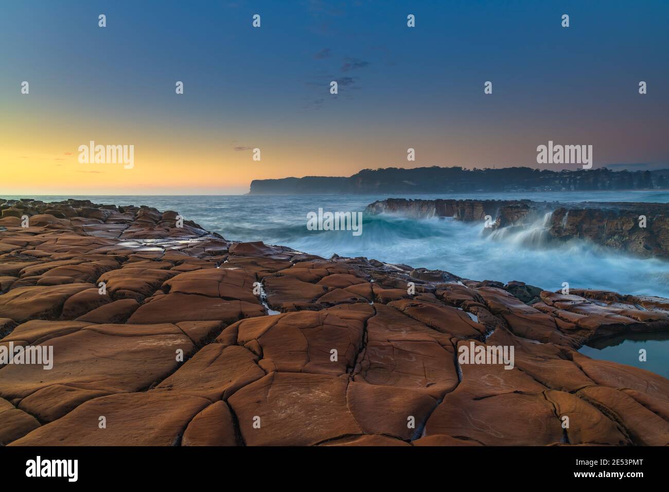 Dawn Seascape dalla piattaforma rocciosa tessellata a North Avoca Beach sulla Central Coast, NSW, Australia. Foto Stock