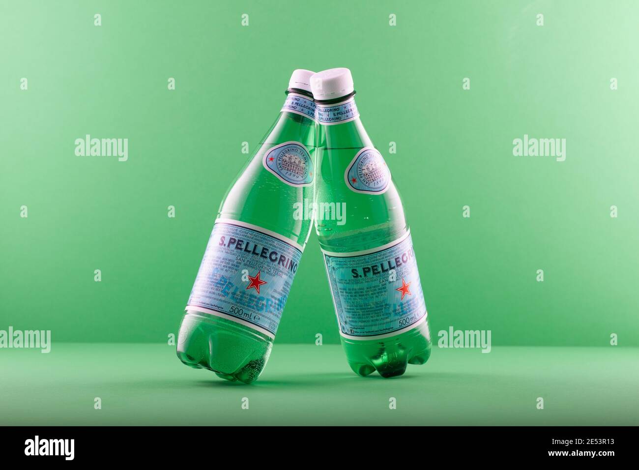 Praga, Repubblica Ceca - 17 gennaio 2021: Due bottiglie di S.Pellegrino  innamorate. E' la migliore acqua minerale naturale frizzante. Ulteriori  informazioni su Foto stock - Alamy