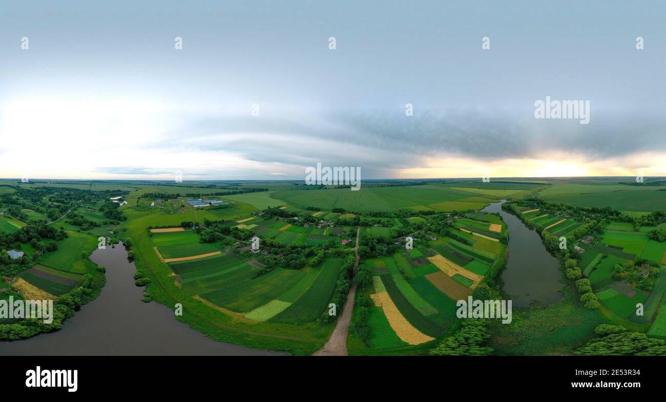 Panorama del fiume bello in città. Cielo blu. Bella foto di paesaggio luminoso con il drone in una giornata di primavera al tramonto. Foto Stock