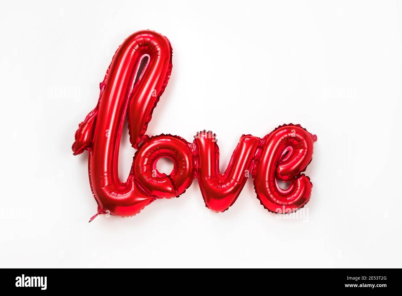 Rosso oro parola AMORE fatto di palloncini gonfiabili isolato su sfondo bianco. Le lettere rosse del pallone di alluminio, concetto di romanticismo, San Valentino, madri Foto Stock