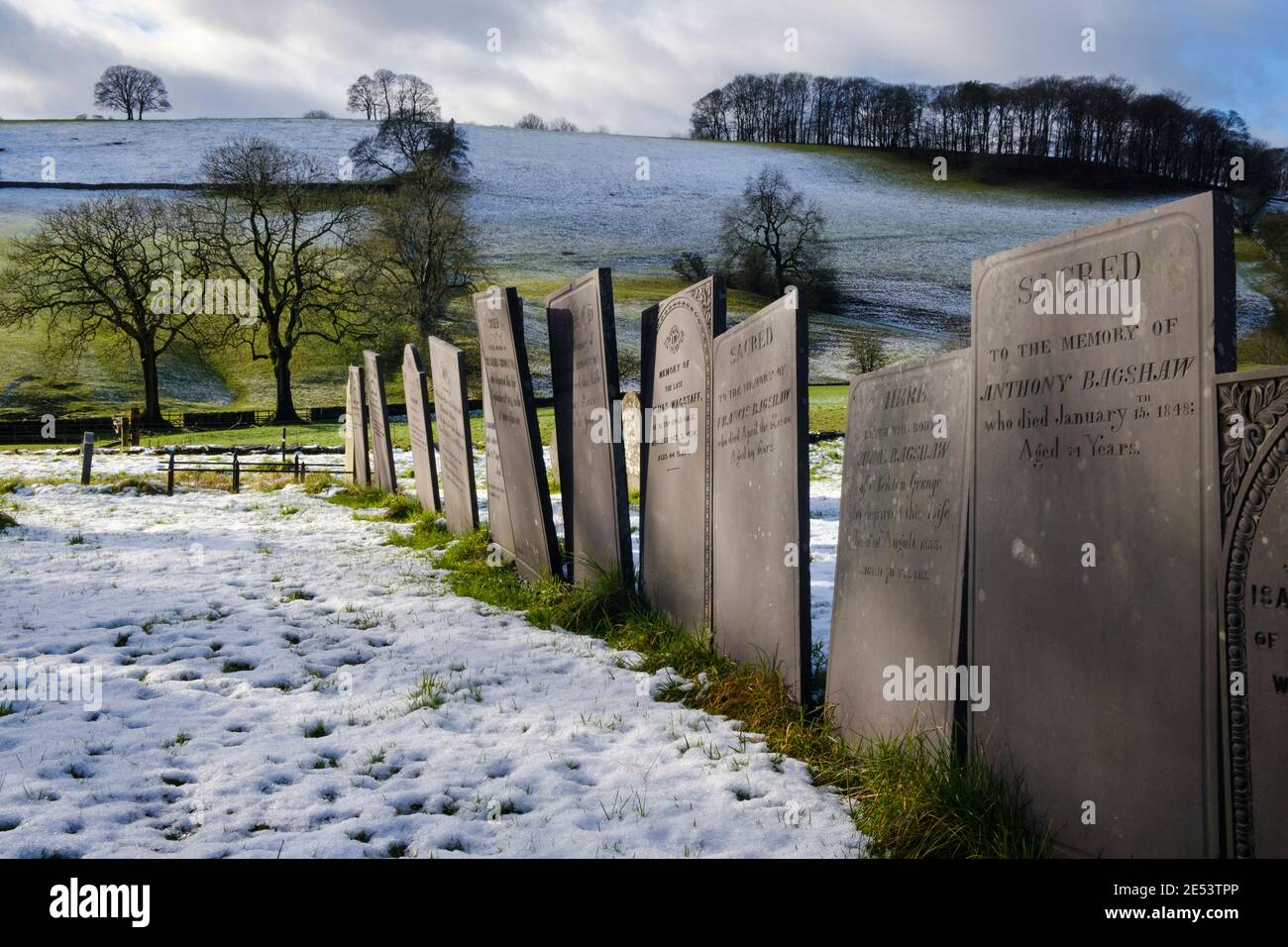 Lapidi del 19 ° secolo nel cimitero di St Michel e tutti gli Angeli Chiesa, Alsop en le Dale, Peak District National Park, Derbyshire Foto Stock