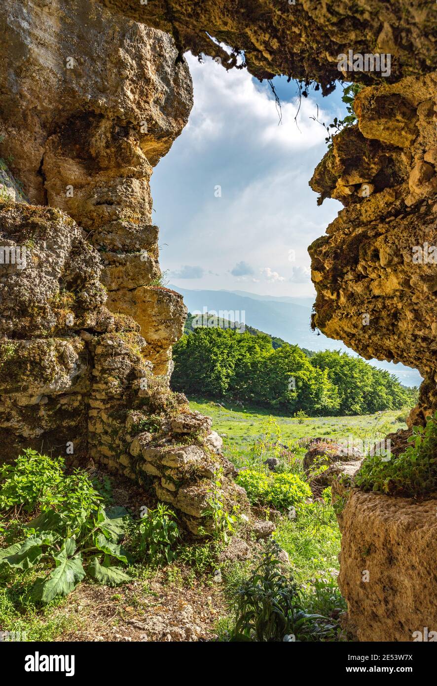 Grotta Santa Maria de Cripptis è una grotta naturale utilizzata in passato come eremo. Parco Nazionale della Maiella, Abruzzo, Italia, europa Foto Stock