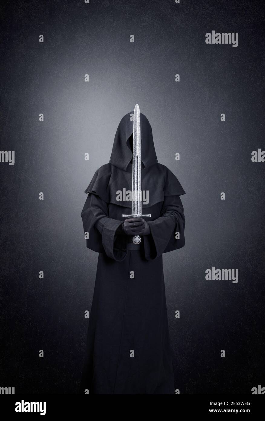 I fantasmi di figura medievale con la spada nel buio Foto Stock