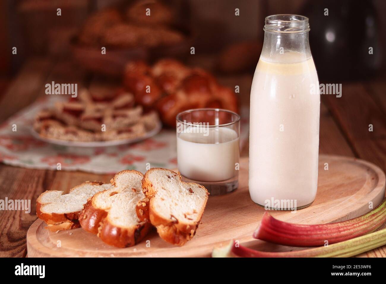 latte in bottiglia, bicchiere, torta, still life Foto Stock