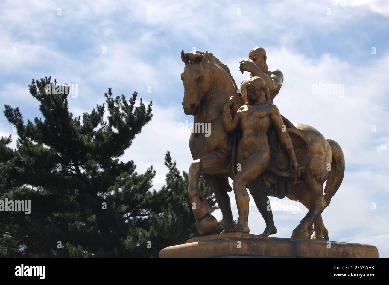 statua equestre d'oro del sacrificio e delle arti valorose della guerra sul ponte al cimitero di Arlington Washington DC USA Arlington Memorial bridge Foto Stock