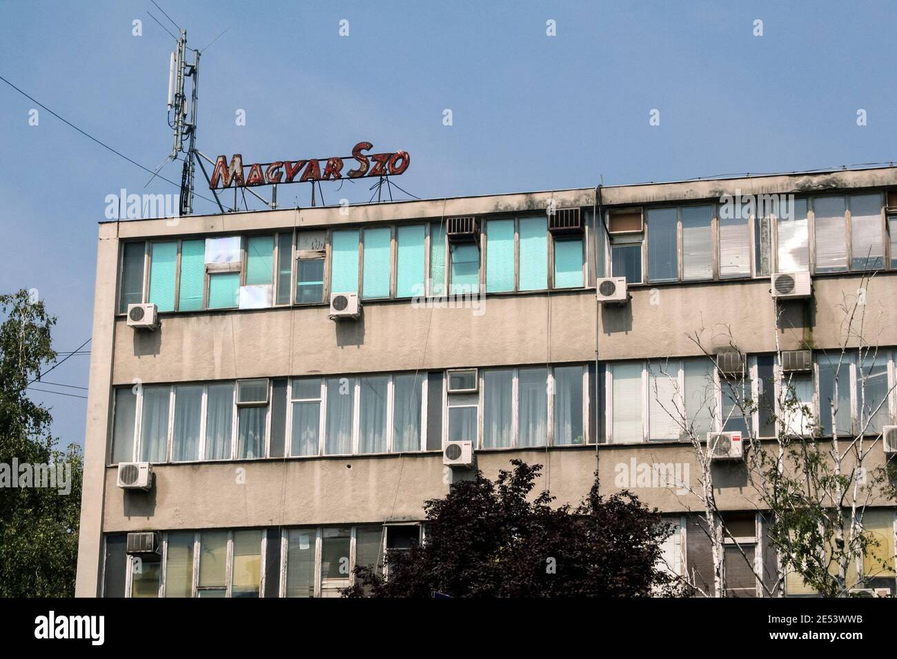 NOVI SAD, SERBIA - 14 AGOSTO 2019: Sede del giornale Magyar szo a Ujvidek. Magyar szo è un giornale serbo in lingua ungherese per la h Foto Stock