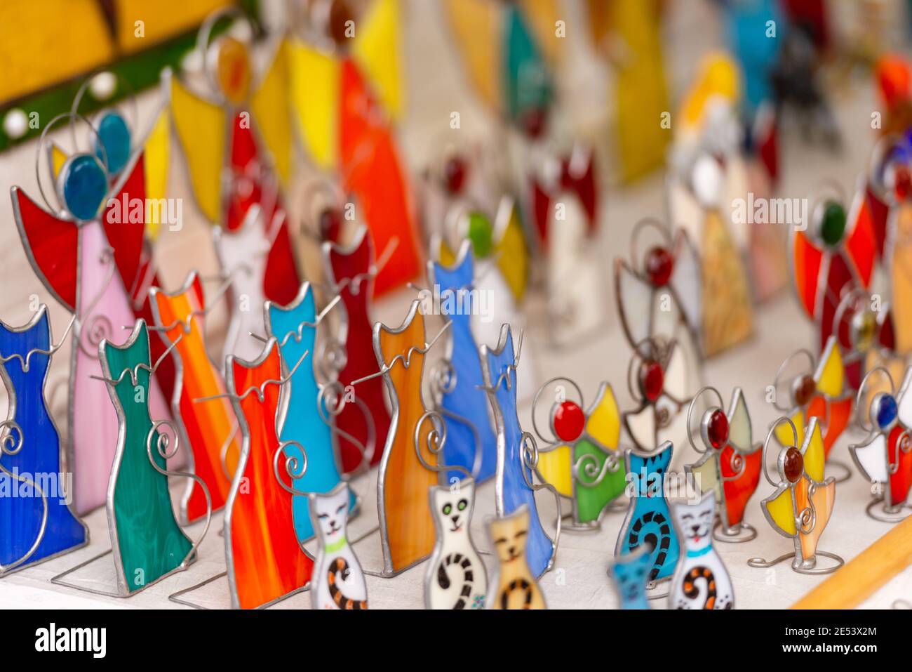 Figure colorate di gatti. Figurine di gatto dipinte a mano Foto Stock