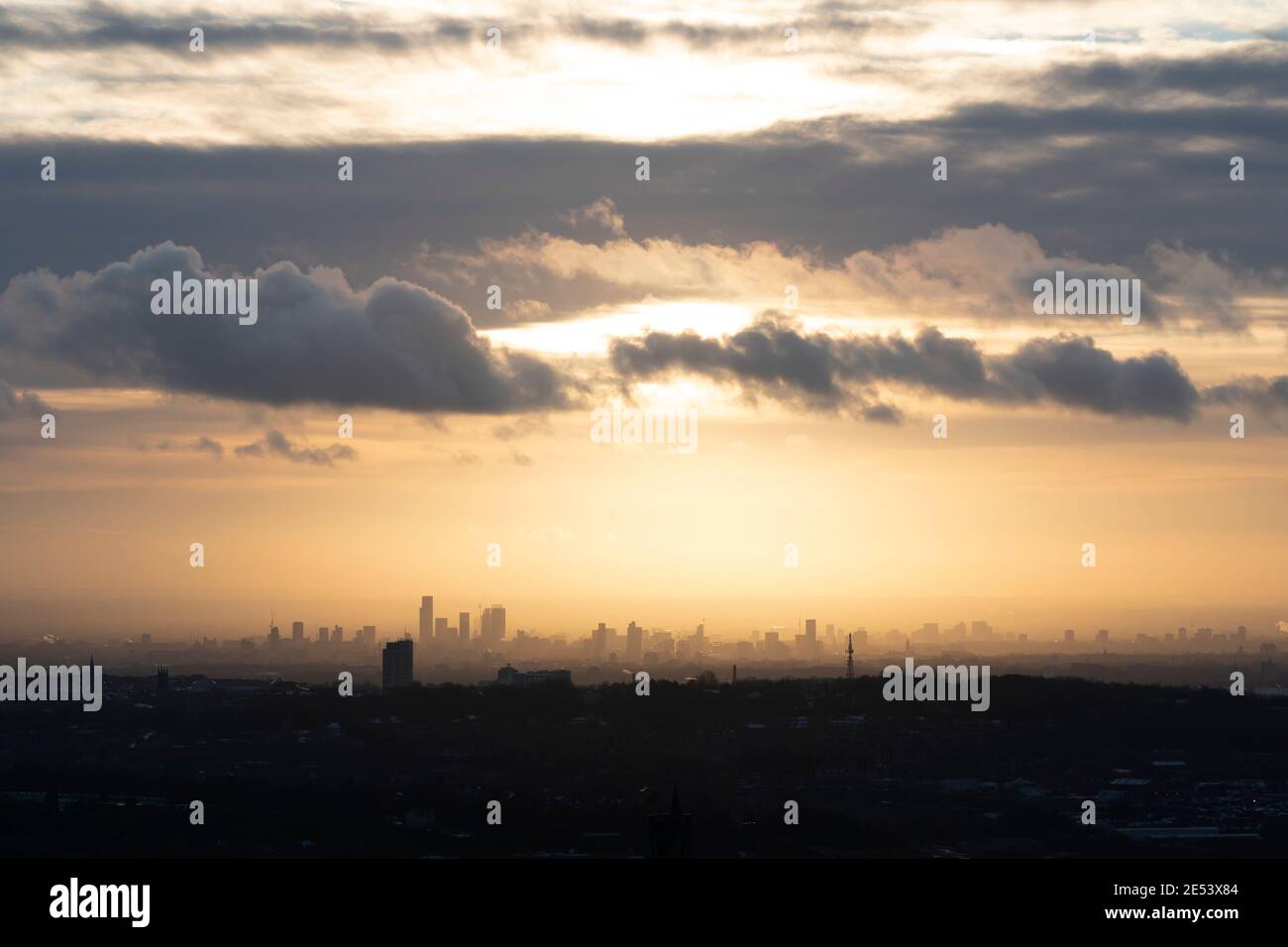 Manchester, Regno Unito, 25 gennaio 2021. Il centro di Manchester è visto dalle colline sopra Oldham mentre il paese si avvicina a 100,000 morti di fronte al Coronavirus, Manchester, Regno Unito. Credit: Jon Super/Alamy Live News. Foto Stock