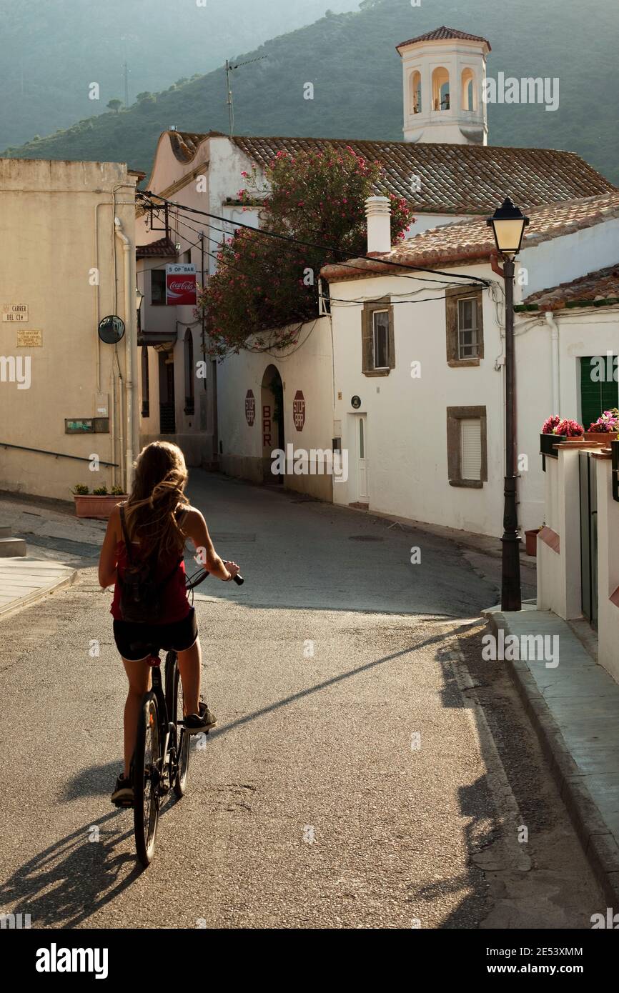 Ragazza in bicicletta a la Selva de Mar, Alt Empordà, Cap de Creus, Catalogna Foto Stock