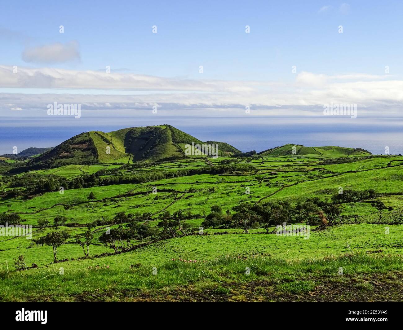 Paesaggi con fresche montagne verdi, l'oceano Atlantico e il cielo sullo sfondo. Foto Stock