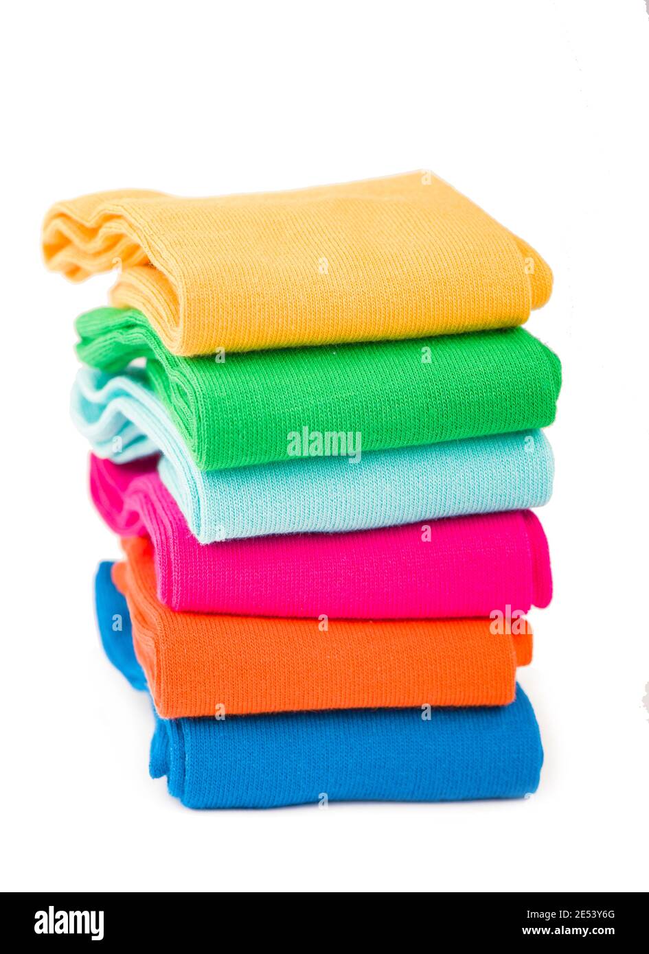 calze colorate impilate su sfondo bianco Foto Stock