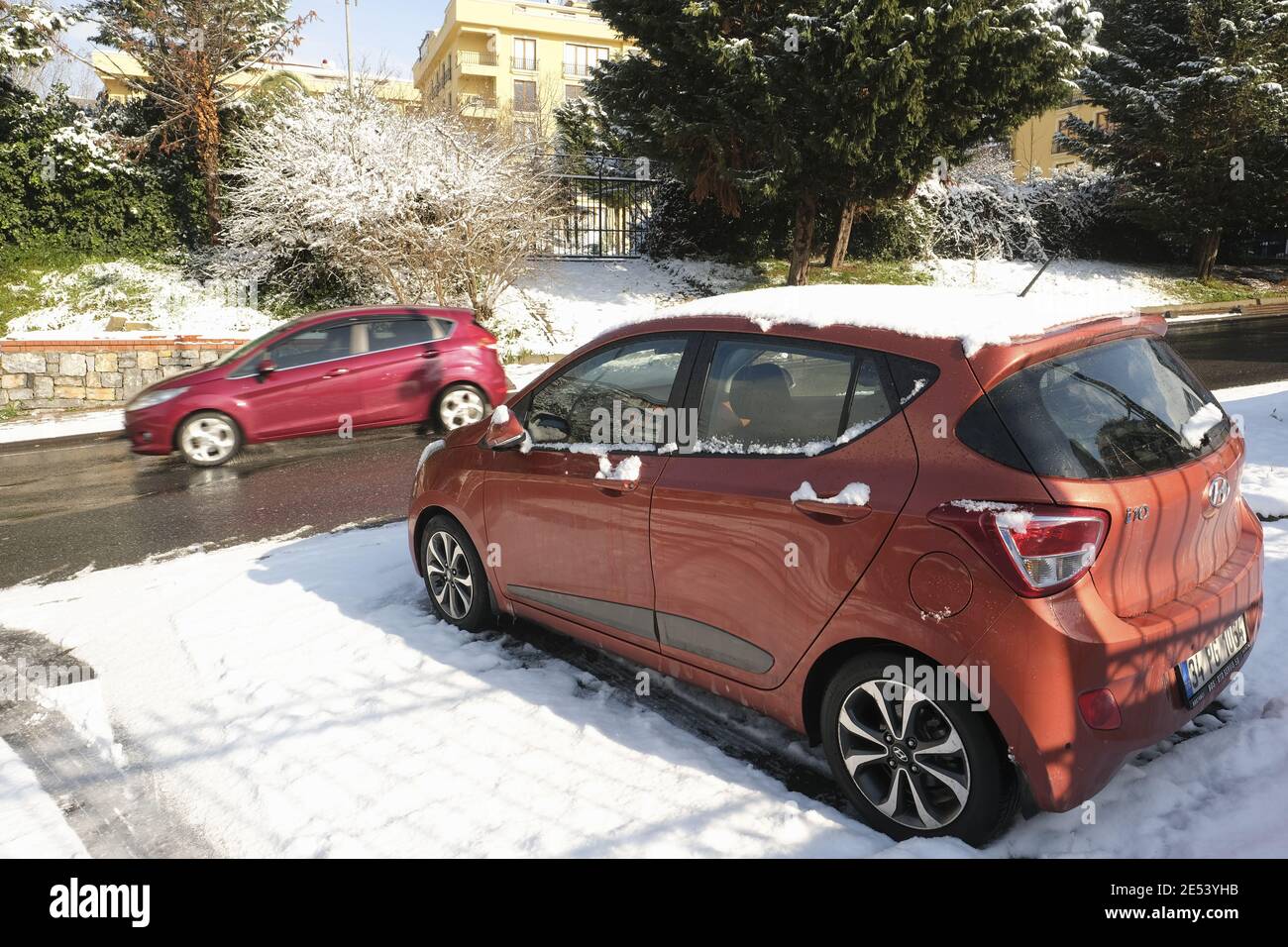 ISTANBUL, TURCHIA - 18 gennaio 2021: Istanbul, Turchia - 18 gennaio 2021 : UN Hyundai i10 parcheggiato in una giornata innevata a Istanbul e una Ford Fiesta sta passando Foto Stock