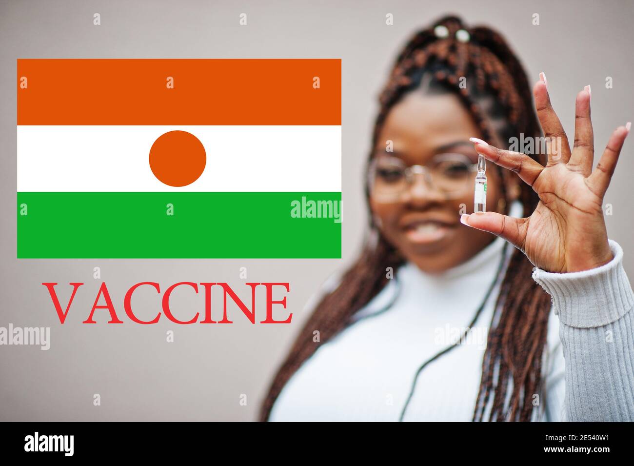 Donna africana mostra vaccino per la Repubblica del Niger. Concetto di vaccinazione dei paesi africani. Foto Stock
