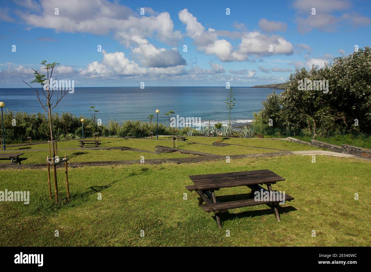Isola di Santa Maria, Azzorre, tavolo da picnic, vista sull'oceano Atlantico. Foto Stock