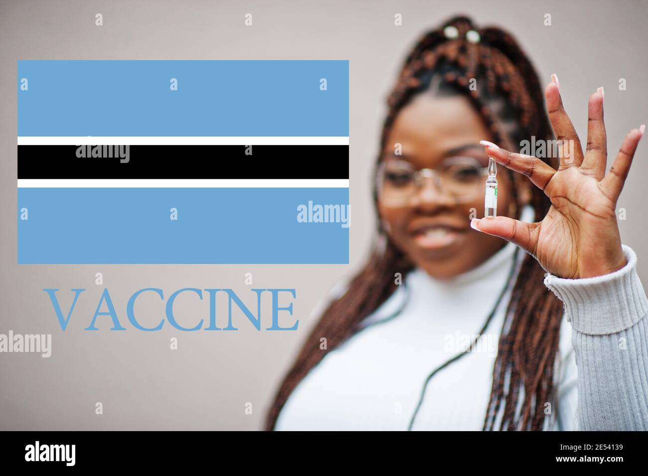 Donna africana mostra vaccino per la Repubblica del Botswana. Concetto di vaccinazione dei paesi africani. Foto Stock