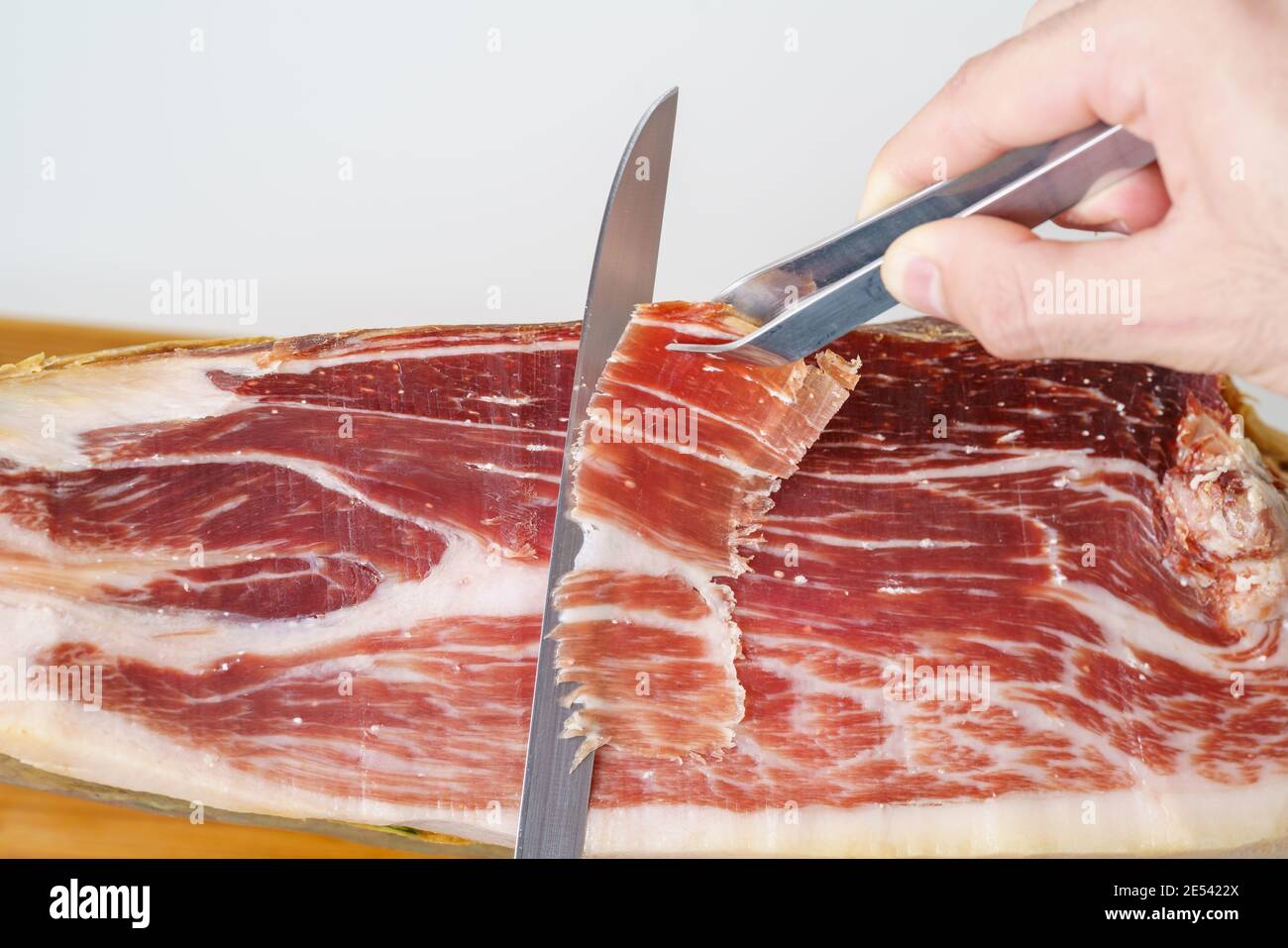 Fetta di prosciutto iberico alimentato con acorno, tipica prelibatezza gastronomica spagnola Foto Stock