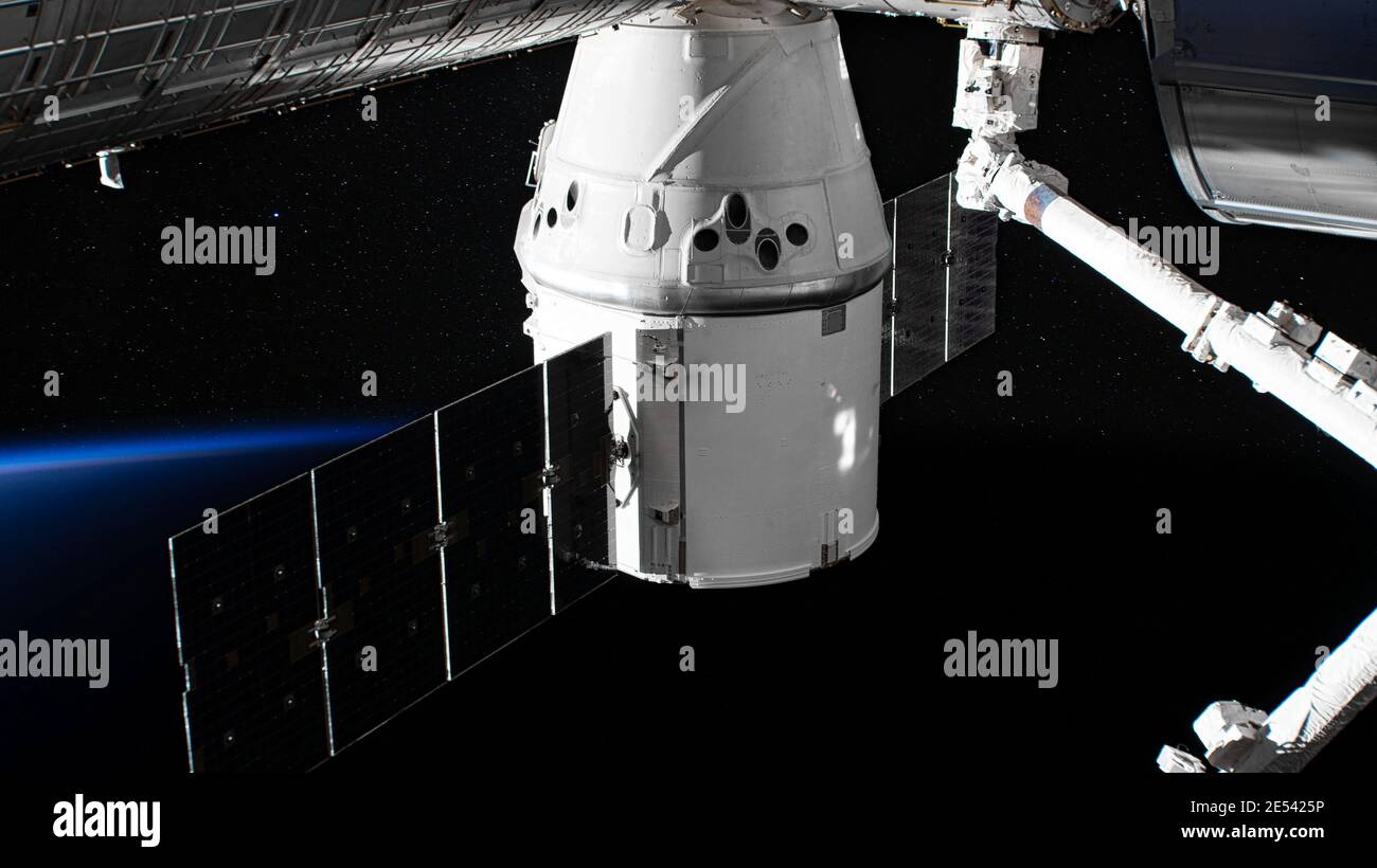 La navicella spaziale SpaceX Crew Dragon è ancorata alla Stazione spaziale Internazionale. Elementi di questa immagine forniti dalla NASA. Foto Stock