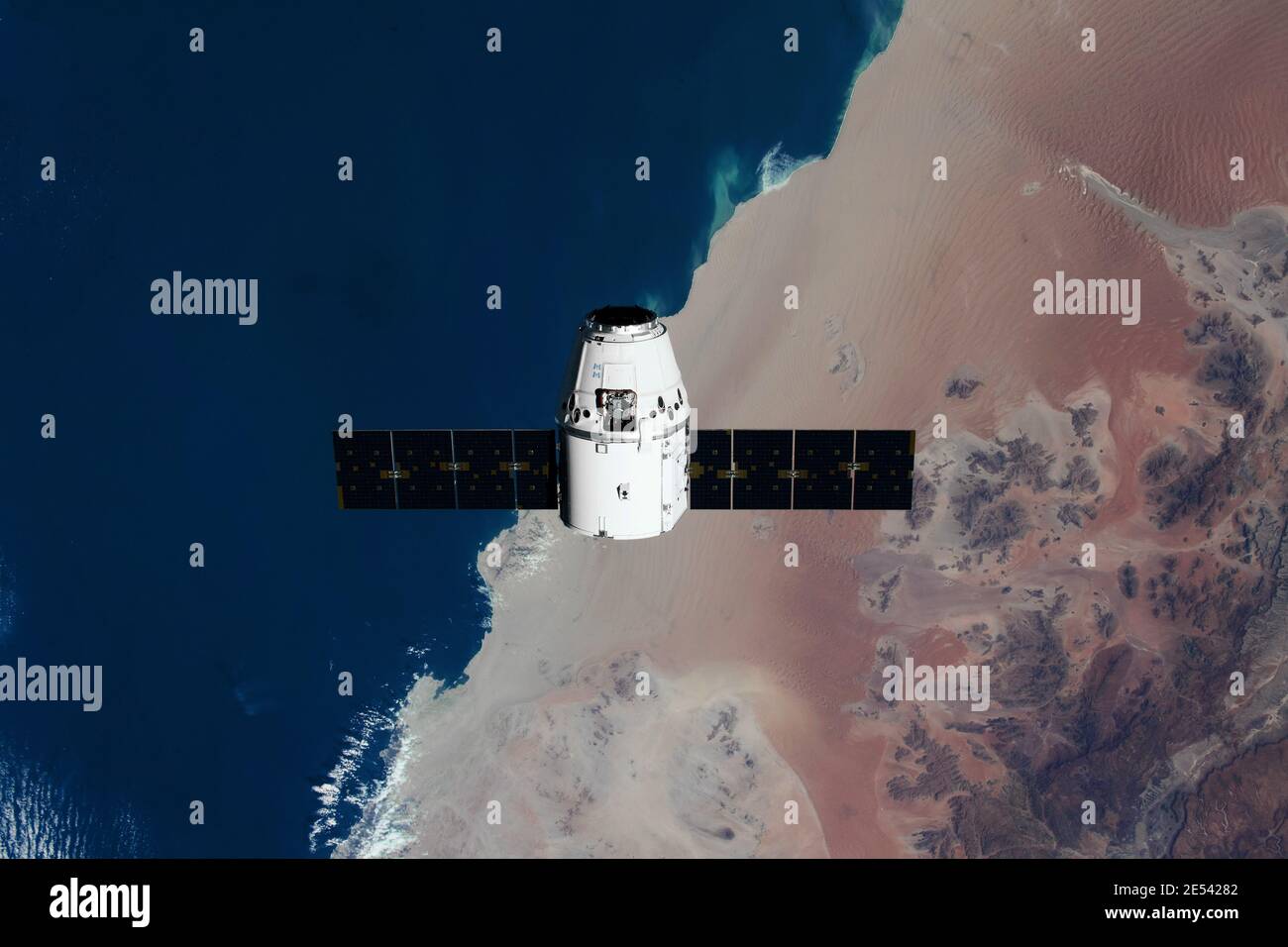 La nave rifornita SpaceX Dragon è raffigurata in prossimità della Stazione spaziale Internazionale. Elementi di questa immagine forniti dalla NASA. Foto Stock