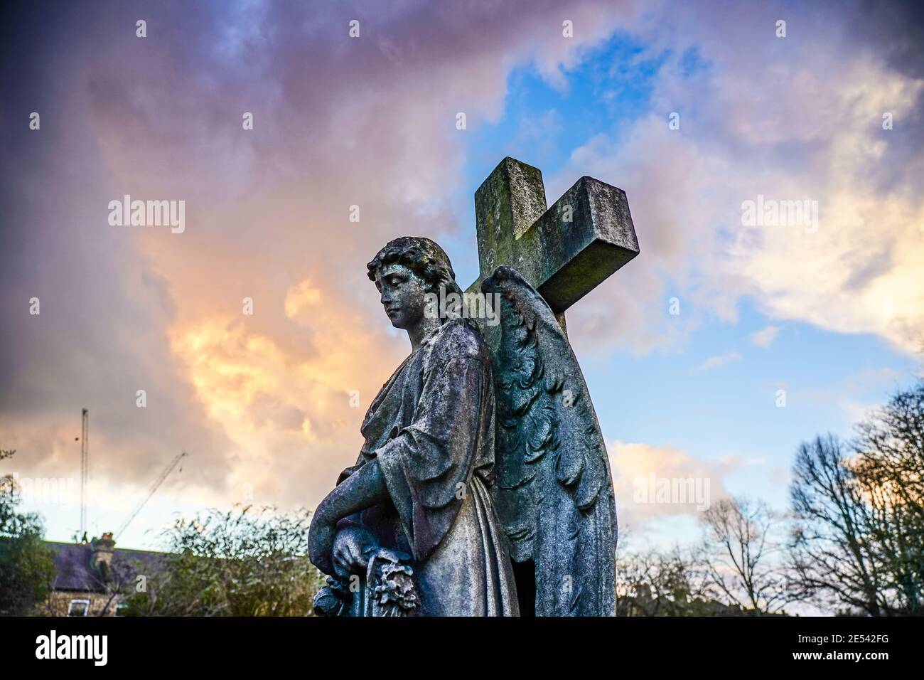 Una statua di un angelo nel cimitero di Westminster a Hanwell. Data foto: Sabato 23 gennaio 2021. Foto: Roger Garfield/Alamy Foto Stock