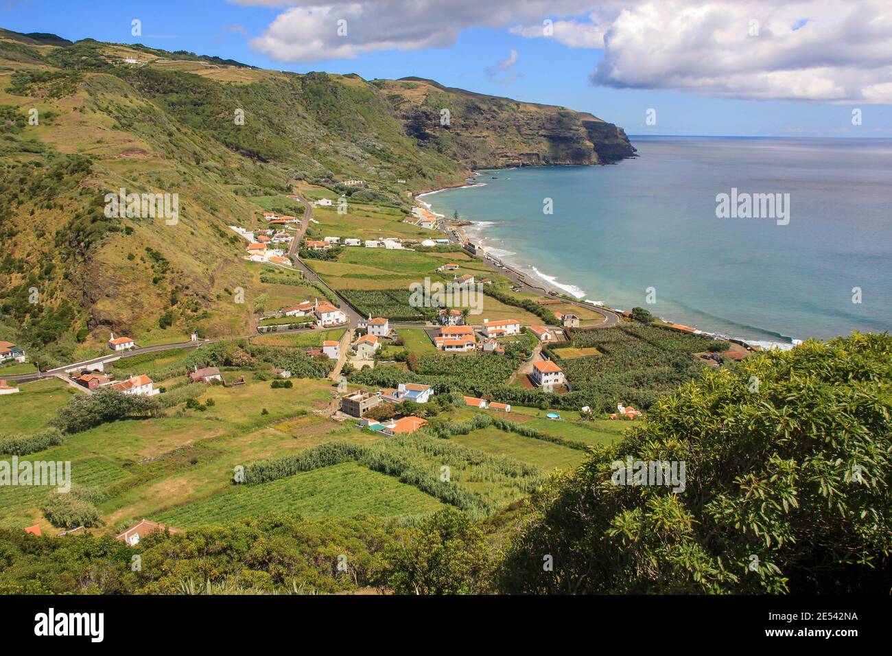 Isola di Santa Maria, paesaggio, piccolo villaggio, montagne, baia, Azzorre. Foto Stock