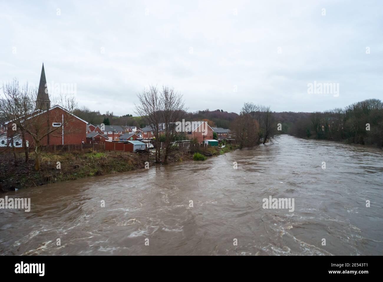 Fiume Irwell molto alto a Prestolee, Bolton, durante la tempesta Christoph. Il villaggio è allagato in precedenza nel 2020 e 2015. Foto Stock