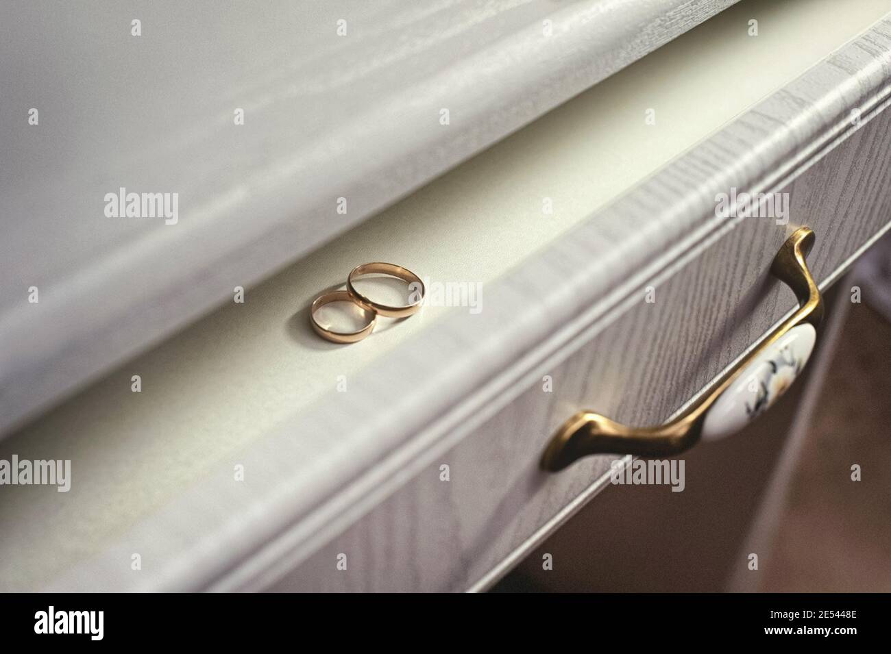 Due anelli di nozze su un tavolo bianco. Matrimonio Foto Stock