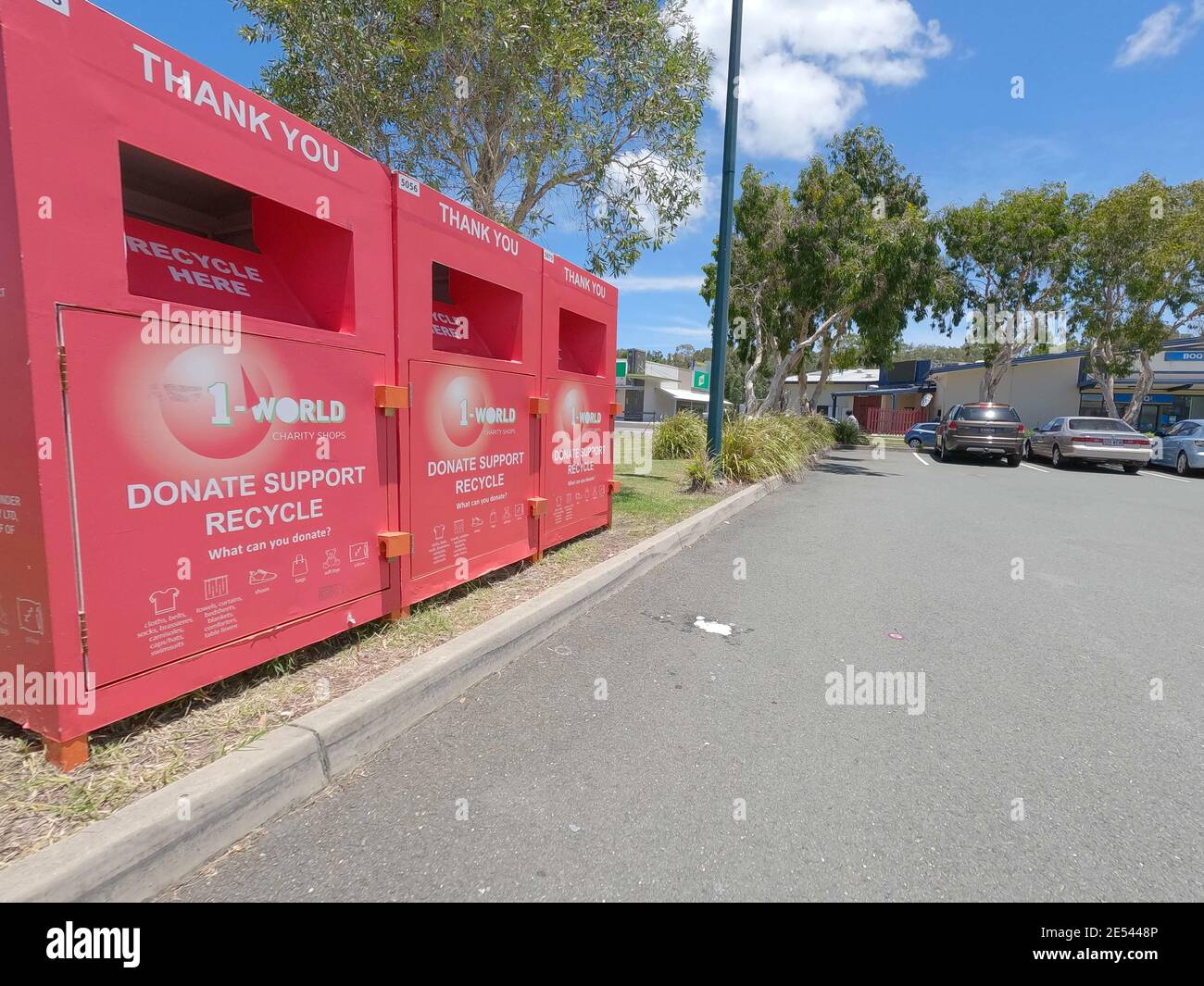 ISOLA DI BRIBIE, AUSTRALIA - 22 gennaio 2021: Tre bidoni di donazione nel parcheggio del centro commerciale il giorno di sole Foto Stock