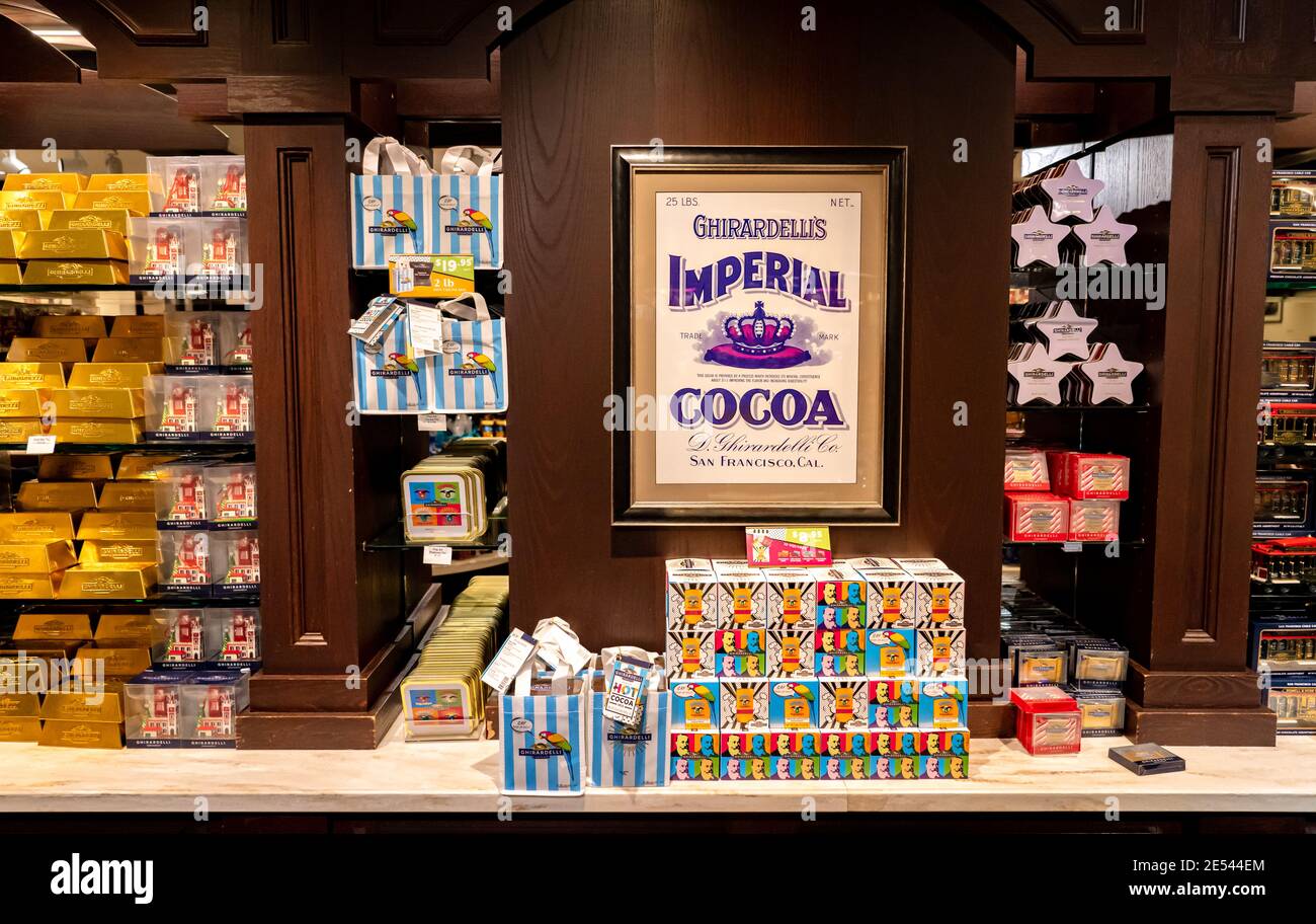 Il Chocolate Shop Ghirardelli di Piazza Ghirardelli offre una varietà di prodotti presso il proprio negozio. Foto Stock