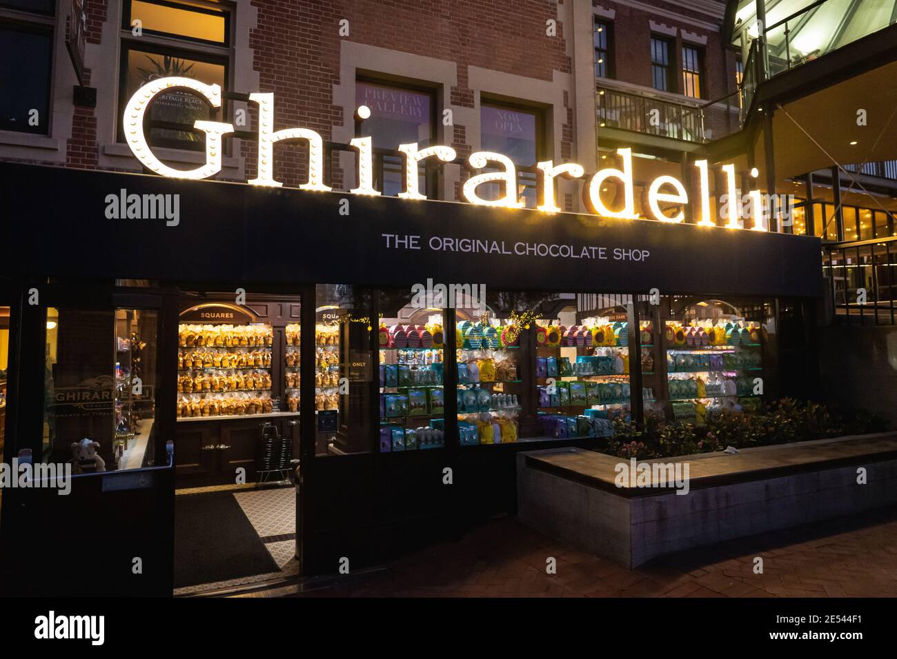 Il Chocolate Shop Ghirardelli si trova in Piazza Ghirardelli ed è un famoso negozio che vende cioccolatini e dessert di alta qualità. Foto Stock