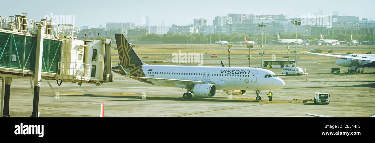 Aereo Air Vistara che tassava all'aeroporto internazionale Chhatrapati Shivaji Maharaj. Foto Stock