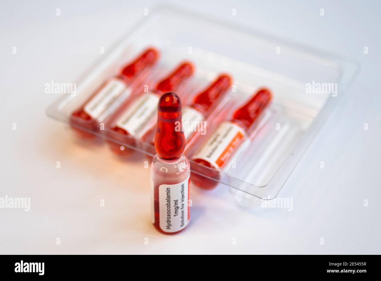 Fiale di acetato di idrossicobalamina, vitamina B12a. Soluzione iniettabile  di colore rosso nel trattamento della carenza di vitamina B12. ACCORD  Healthcare Foto stock - Alamy