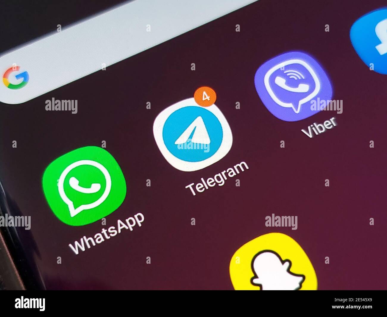 Kiev, Ucraina - 26 gennaio 2020: Schermo dello smartphone con diverse applicazioni di social Messenger. Telegramma, Snapchat, Viber, Facebook social communication Foto Stock