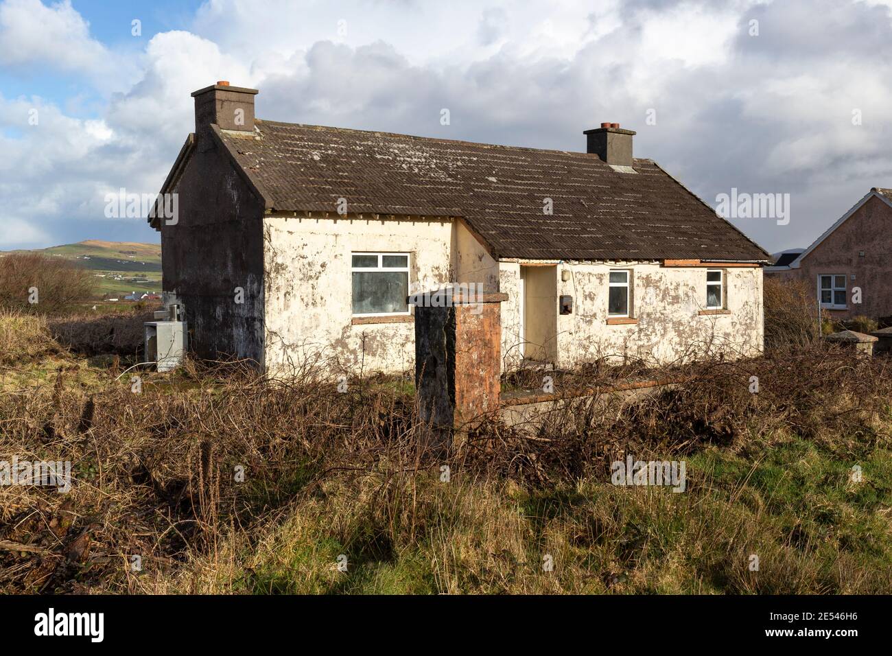 Bungalow abbandonato in necessità di riparazione, Irlanda Foto Stock