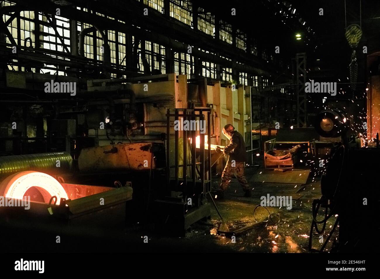 Persone che saldano il metallo durante il lavoro in un impianto di lavorazione del metallo Foto Stock