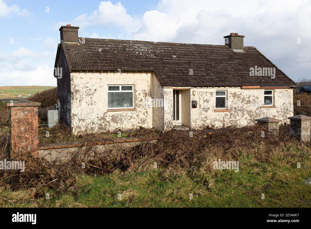 Bungalow abbandonato in necessità di riparazione, Irlanda Foto Stock