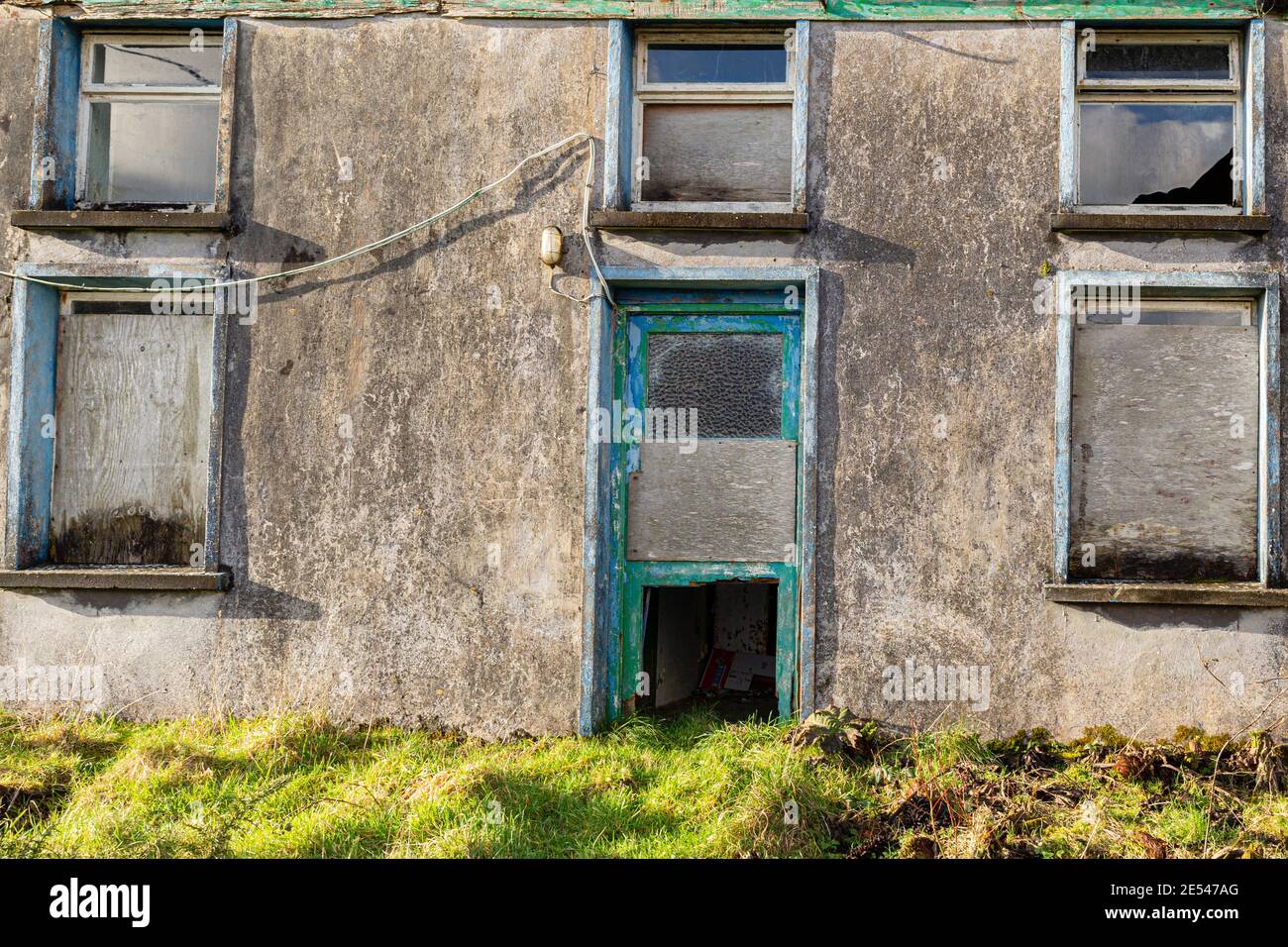 Vecchia casa abbandonata con finestre e porte a bordo, Contea di Kerry, Irlanda Foto Stock