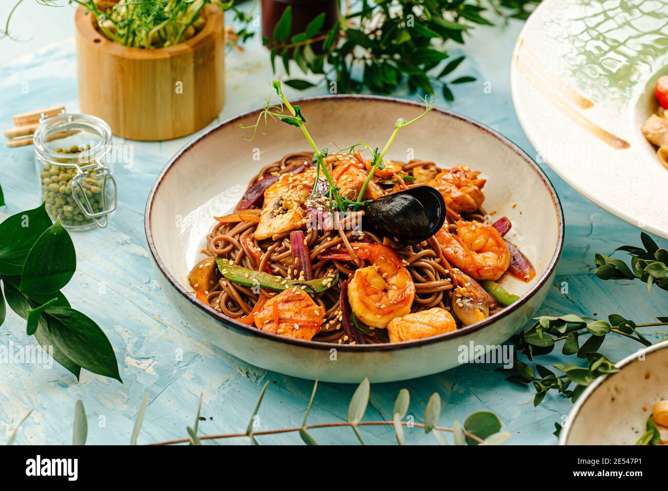 Primo piano su gourmet pesce soba noodle su blu Foto Stock