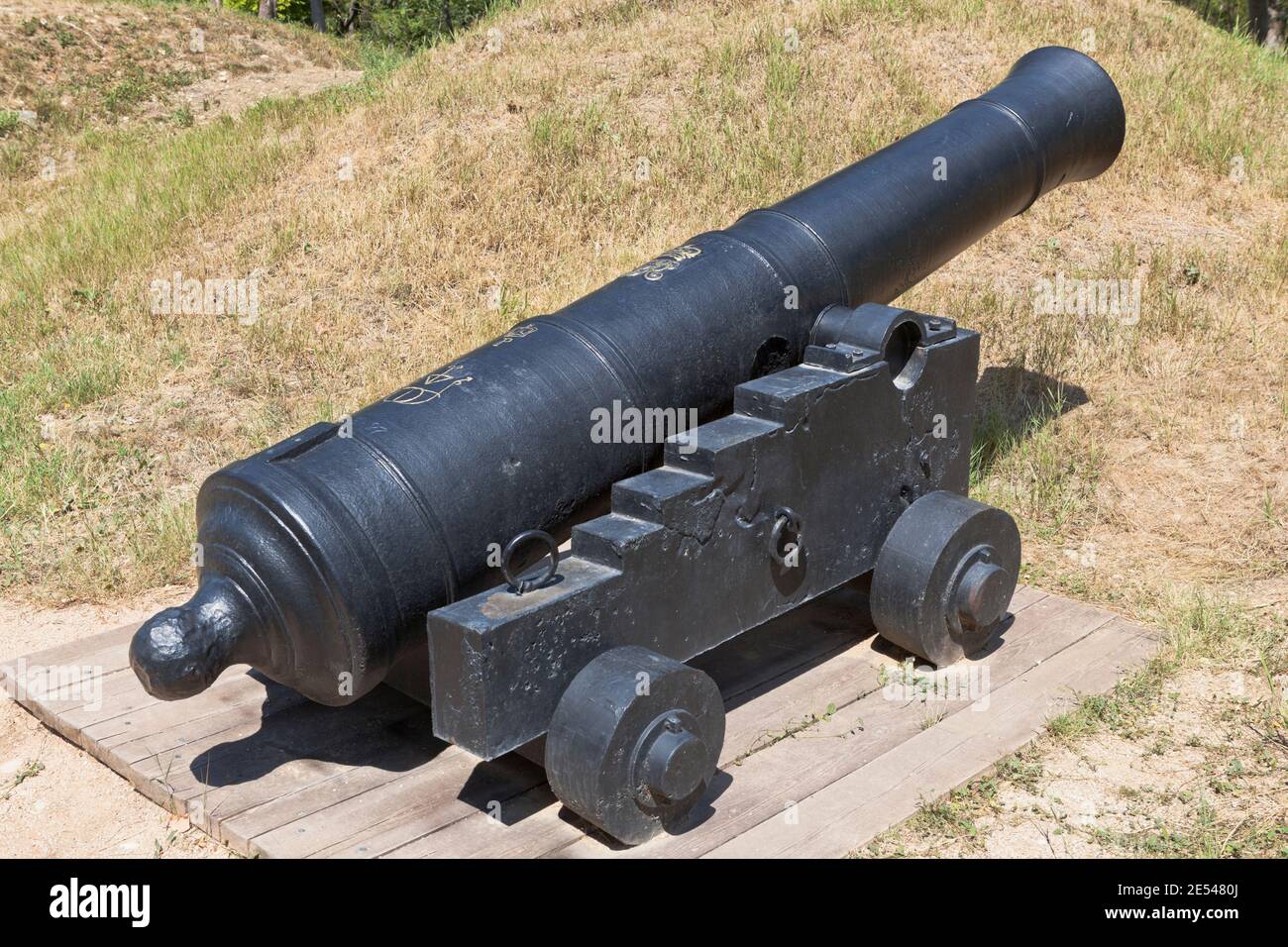 Sevastopol, Crimea, Russia - 27 luglio 2020: Inglese 24-passera cannone con il marchio di George III, gettato per la Compagnia delle Indie Orientali, nel memoriale co Foto Stock