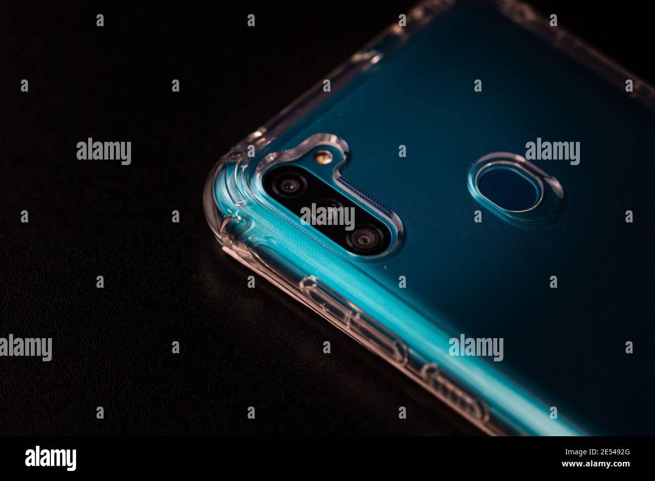 Messa a fuoco selettiva sul retro del nuovo smartphone Samsung Galaxy M11 fotocamera tripla e sensore di impronte digitali. Bucarest, Romania, 2021 Foto Stock