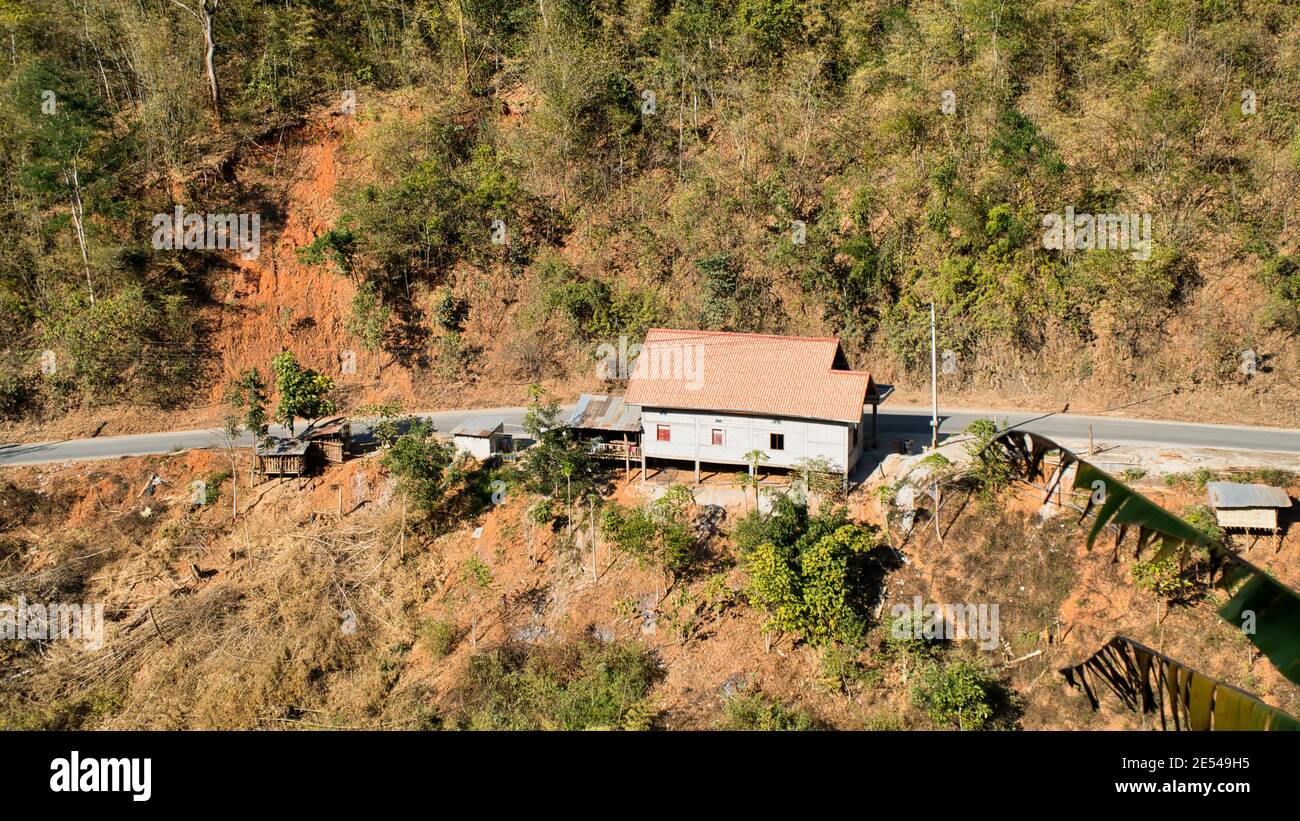Una casa sulla strada per la provincia di Luang Prabang. Paesaggio della strada nazionale 13 nord per la provincia di Luang Prabang. Foto Stock