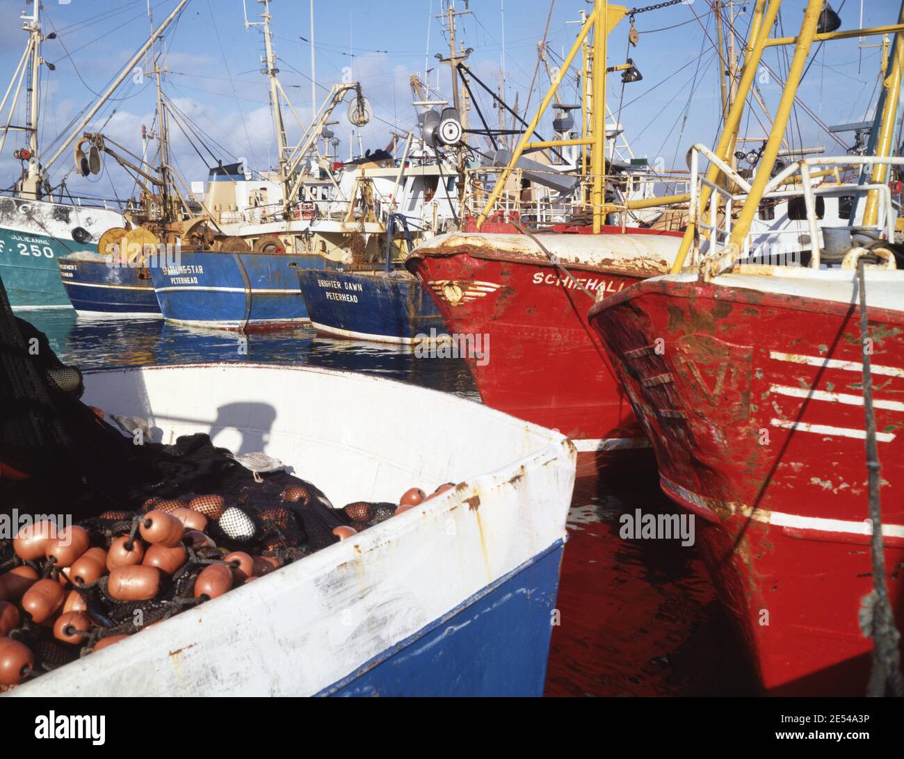 Scozia, Inverness-Shire. Barche da pesca a Mallaig. Circa 1980. Foto di Tony Henshaw/Tom Parker Collection Scannerizzato da una trasparenza originale di 5'x4' da un archivio unico e stupefacente di fotografie originali delle Isole Britanniche dal fotografo Tom Parker. © diritto d'autore mondiale. Foto Stock