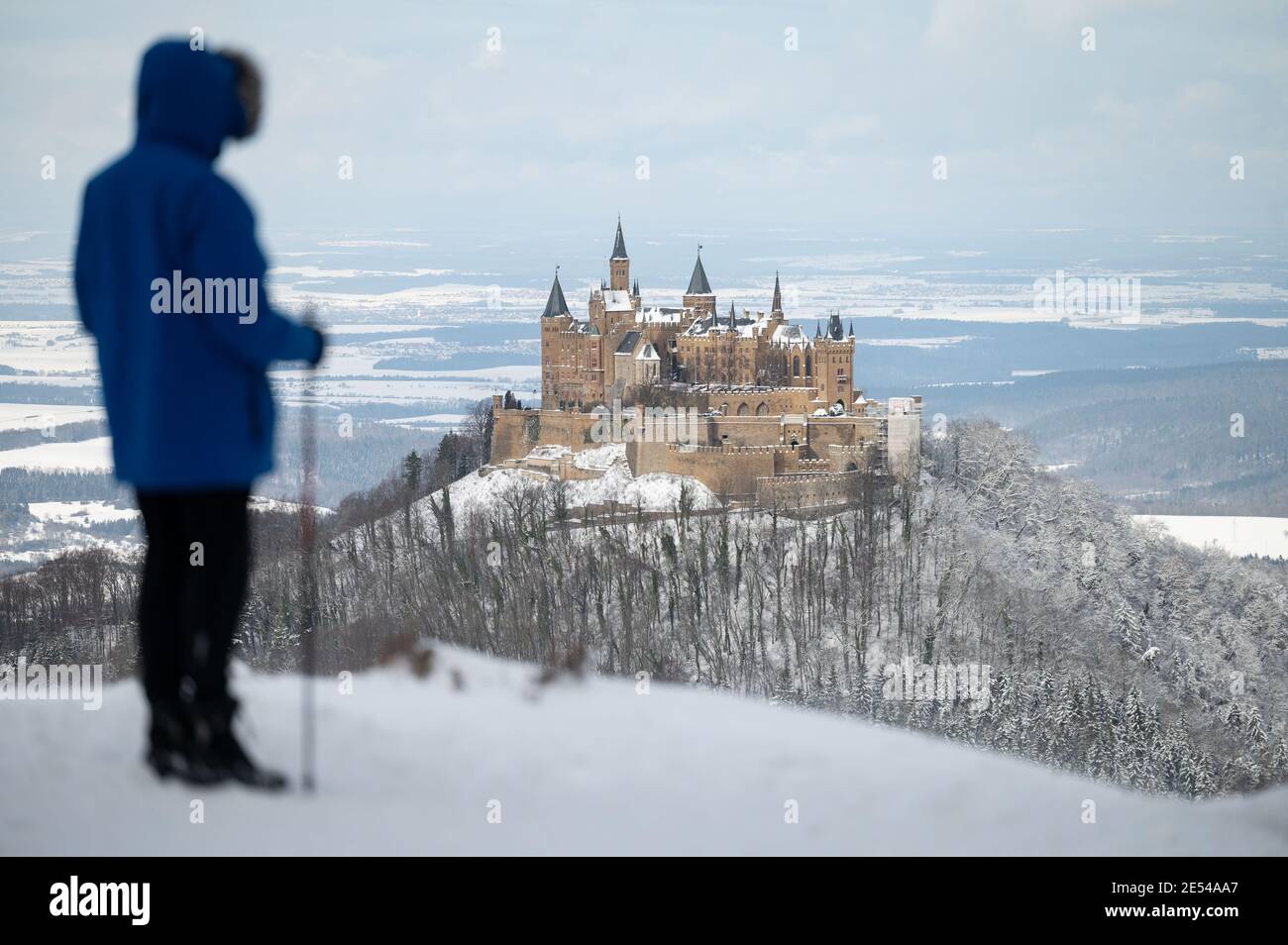 Albstadt, Germania. 26 gennaio 2021. Il castello Hohenzollern può essere visto dal punto di vista Zeller Horn. Credit: Marijan Murat/dpa/Alamy Live News Foto Stock