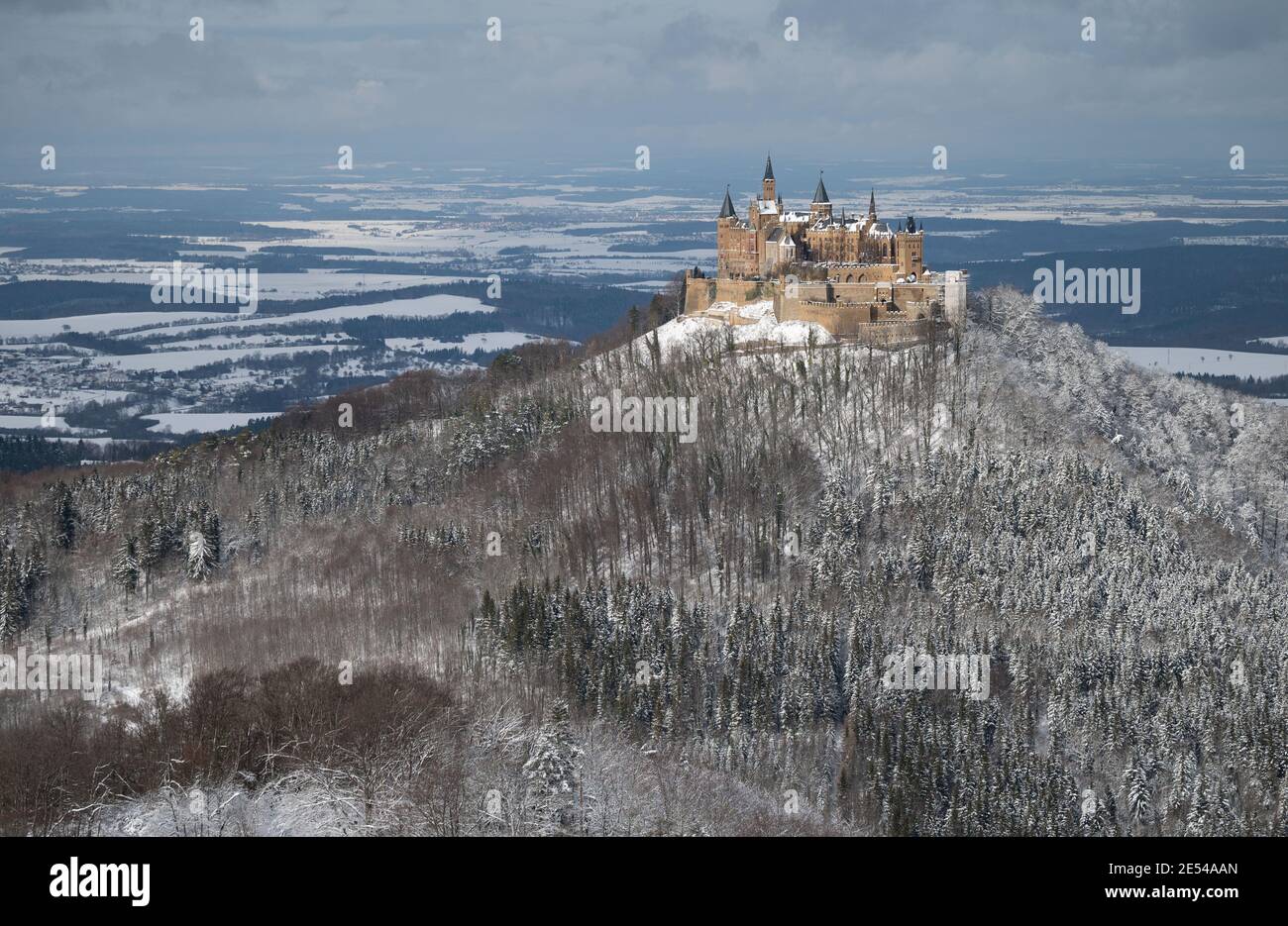 Albstadt, Germania. 26 gennaio 2021. Il castello Hohenzollern può essere visto dal punto di vista Zeller Horn. Credit: Marijan Murat/dpa/Alamy Live News Foto Stock