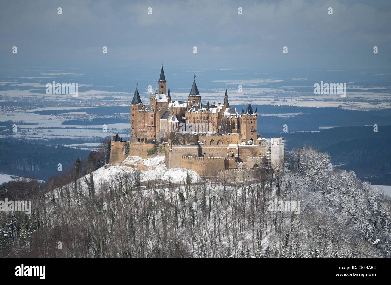 Albstadt, Germania. 26 gennaio 2021. Il castello Hohenzollern può essere visto dal punto di vista Zeller Horn. Credit: Marijan Murat/dpa/Alamy Live News Foto Stock