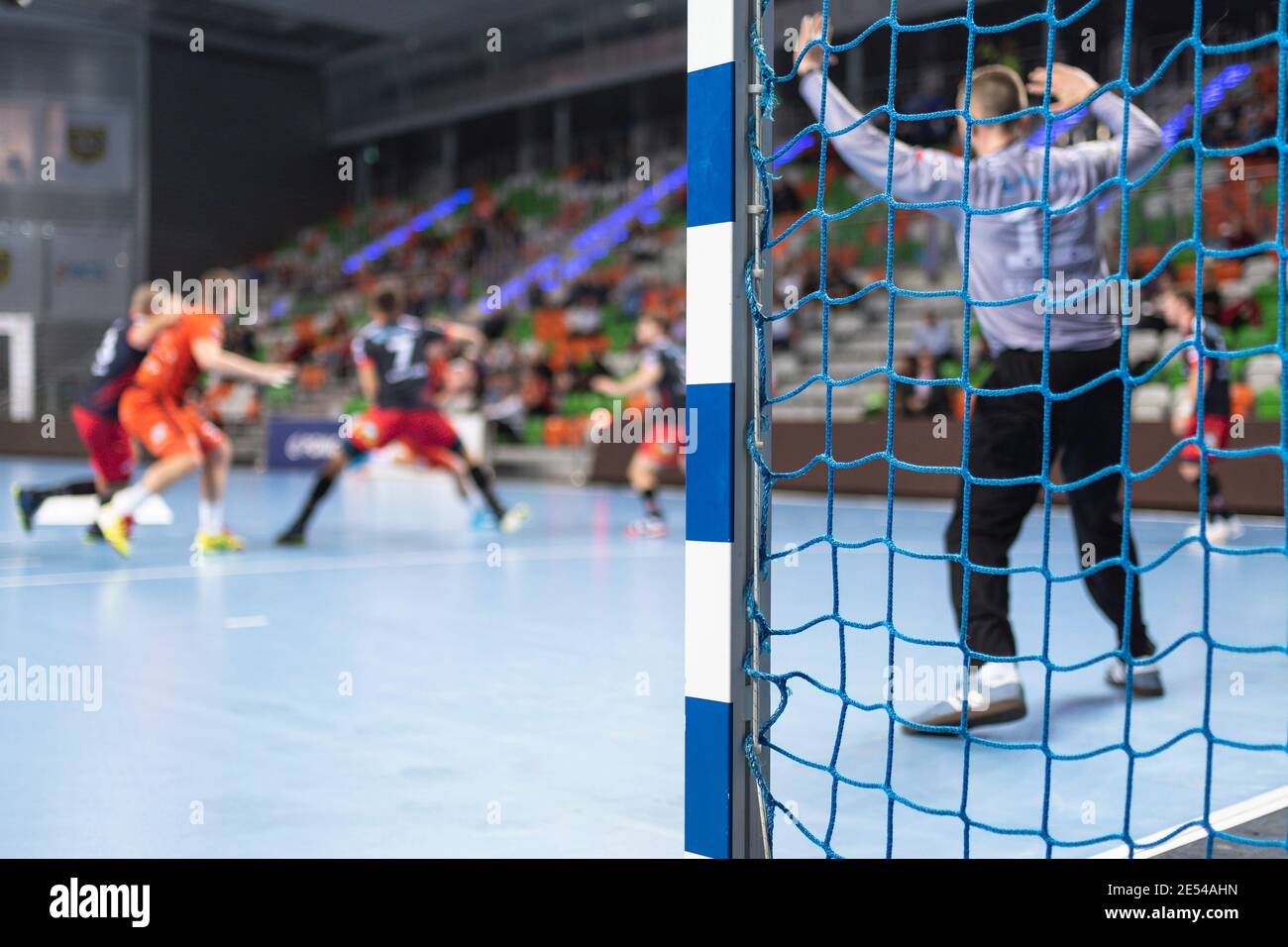 Dettaglio della pallamano obiettivo post con net e pallamano match in background. Foto Stock